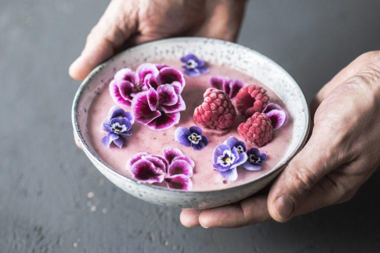 Ruokavaikuttaja tarjoilee smoothiekulhojen tapaiset trendiherkut kuluttajalle.